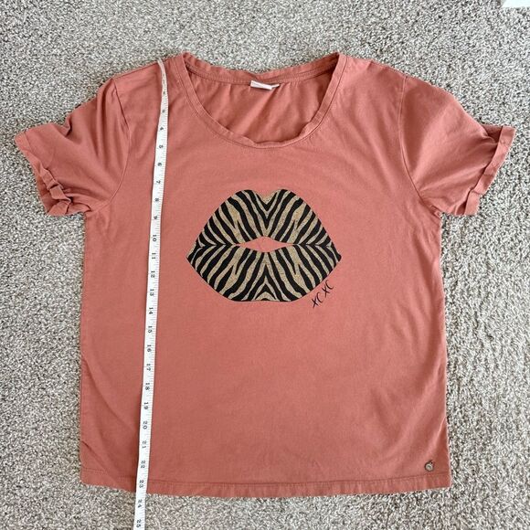 CREAM | Lip Kiss Graphic Tee - Picture 7 of 7